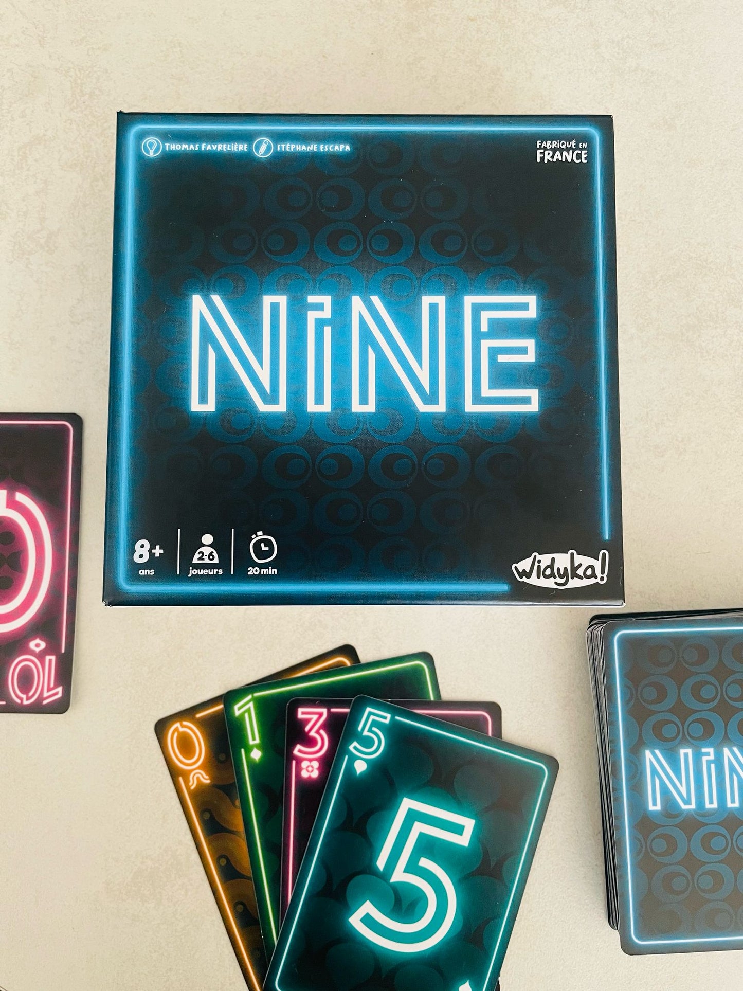 Nine – Le jeu de cartes stratégique et rapide pour toute la famille !
